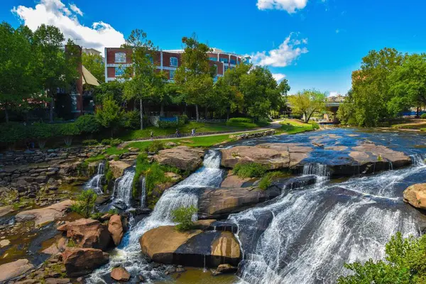 Cascade Panoramique Contre Les Arbres Les Bâtiments Falls Park Reedy — Photo