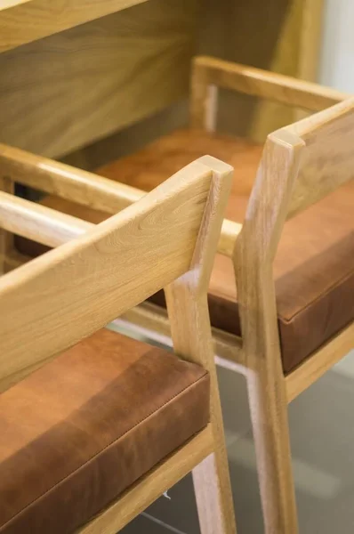 Tiro Vertical Cadeiras Madeira Perto Mesa — Fotografia de Stock