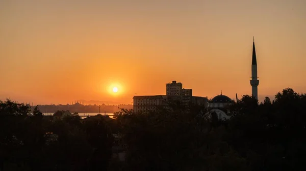 Uma Bela Paisagem Pôr Sol Vibrante Sobre Cidade Istambul Turquia — Fotografia de Stock