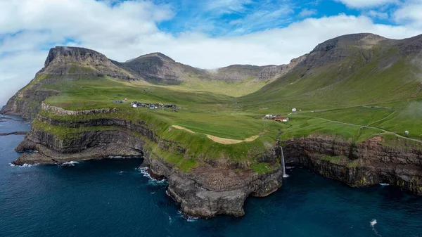 Vzdušný Pohled Vesnici Gasadalur Svěže Zeleném Vagaru Faerské Ostrovy — Stock fotografie