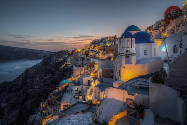 Vista Panoramica Panoramica Sul Villaggio Oia Tramonto Con Iconica Chiesa — Foto Stock