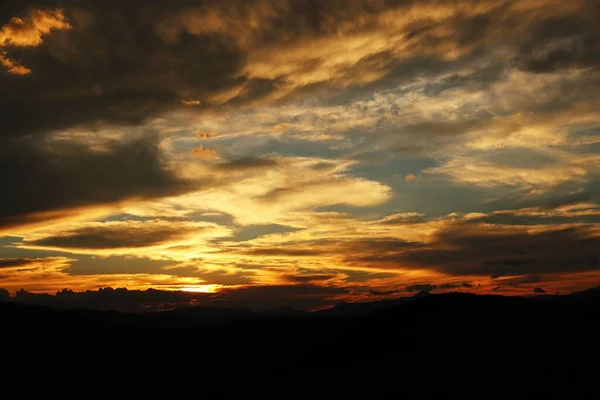Драматичні Пейзажі Красивого Яскравого Заходу Сонця Небі Пухнастими Хмарами — стокове фото