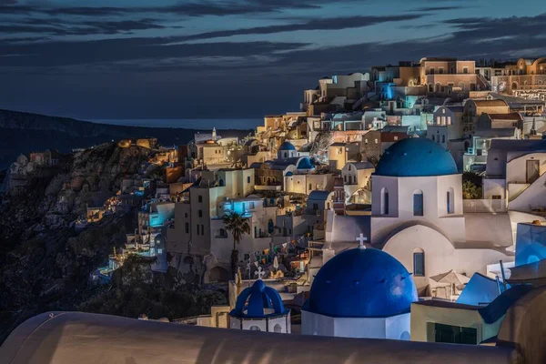 Escénica Hora Azul Oia Con Icónica Iglesia Cúpula Azul Santorini —  Fotos de Stock