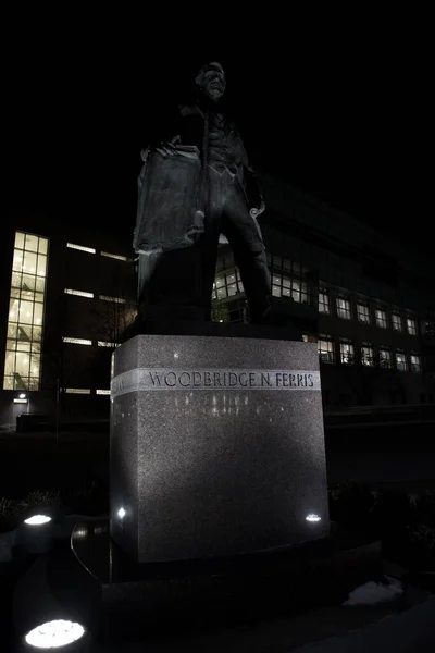 Άγαλμα Του Woodbridge Ferris Έξω Από Flite Βιβλιοθήκη Στο Πανεπιστήμιο — Φωτογραφία Αρχείου