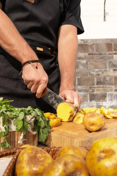 Foto Vertical Hombre Irreconocible Cortando Patatas Una Mesa Con Perejil —  Fotos de Stock