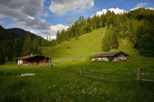 山の下のSchwarzachenalmにある牧歌的な山小屋 バイエルン州チエンガウ州ルフポルディング近郊のソンンタグショーン — ストック写真