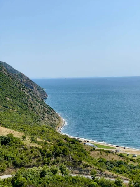 Zomer Dag Blauwe Zee Groen Bos Veld Ernaast — Stockfoto