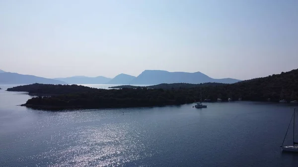 Una Vista Aerea Una Nave Vicino All Isola Sullo Sfondo — Foto Stock