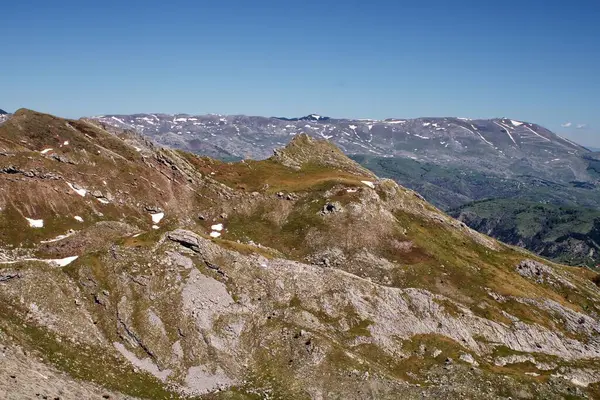 Una Vista Aérea Una Cordillera Parcialmente Cubierta Nieve Día Soleado —  Fotos de Stock