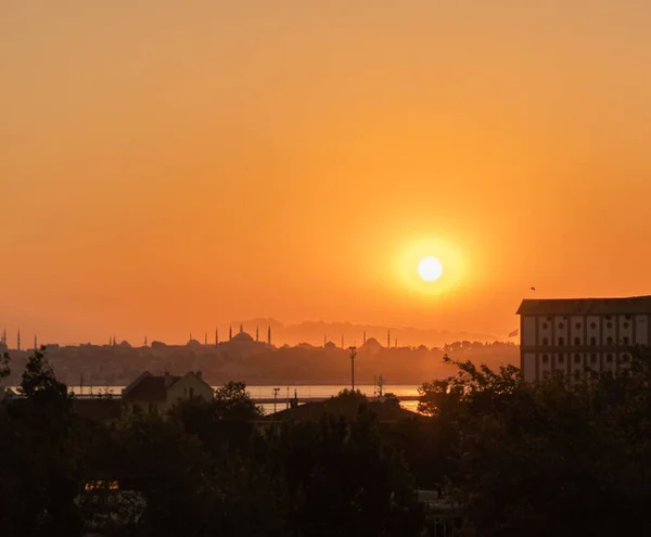 Uma Bela Paisagem Dramática Pôr Sol Vibrante Céu Sobre Cidade — Fotografia de Stock