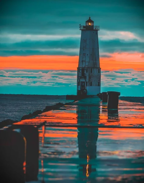 Dotknięcie Słońca Między Burzą Chmurami Latarnia Morska Michigan — Zdjęcie stockowe