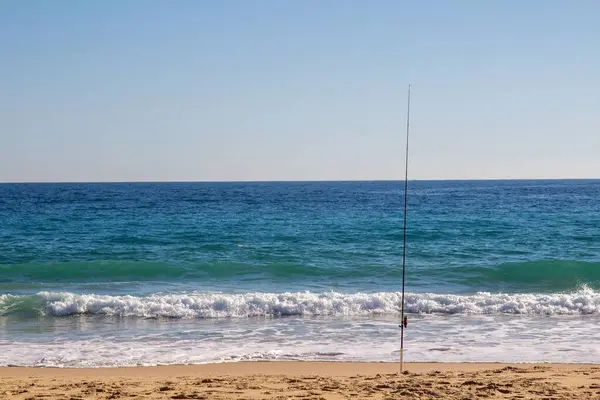 Una Canna Pesca Solitaria Bloccata Sulla Spiaggia Sabbiosa Del Portogallo — Foto Stock