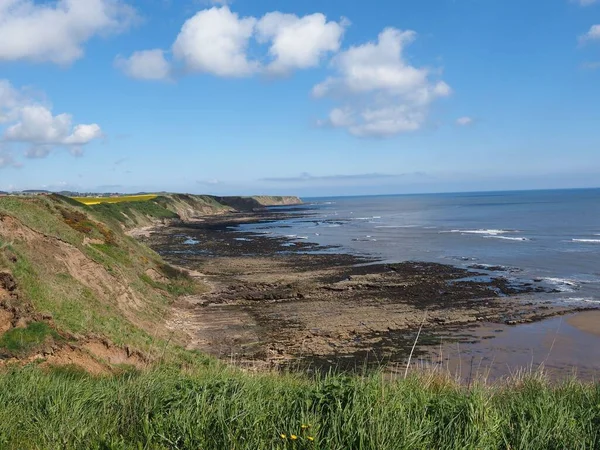 Une Vue Panoramique Une Côte Avec Océan Bleu Dans Une — Photo