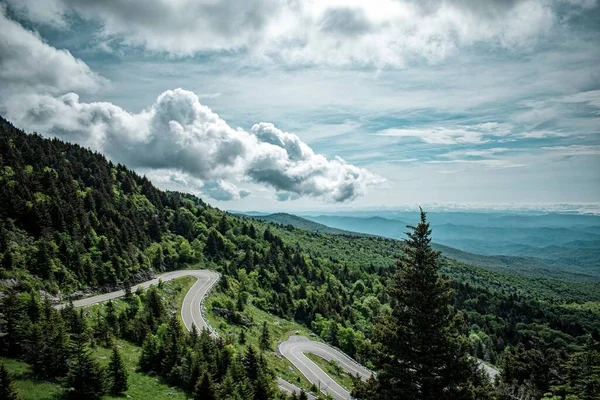 Een Luchtfoto Van Weg Natuur Met Schilderachtige Wolken Lucht — Stockfoto