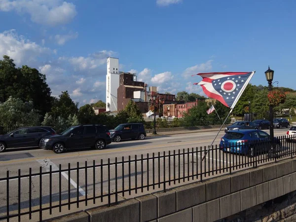 Ohio Flagge Weht Auf Einer Brücke Vor Industriegebäude — Stockfoto