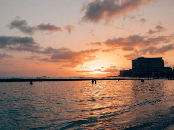 Una Vista Panorámica Mar Que Refleja Una Puesta Sol Contra — Foto de Stock