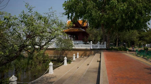 Θέα Ενός Πάρκου Στην Μπανγκόκ Σκάλες Μονοπάτια Δέντρα Και Μια — Φωτογραφία Αρχείου