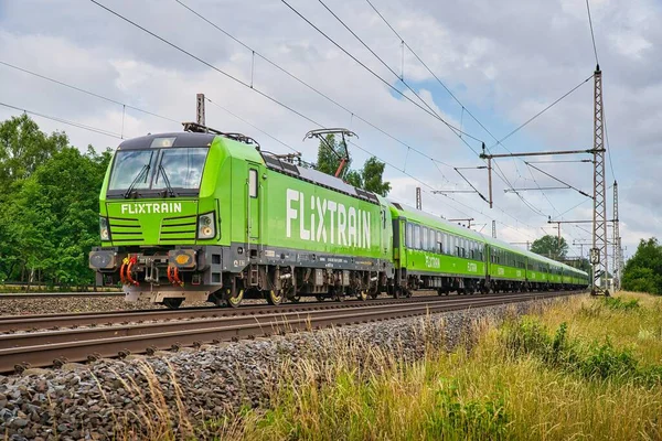 Flixtrain Ferrovia Cercada Por Árvores Grama Dirigindo Para Hannover — Fotografia de Stock