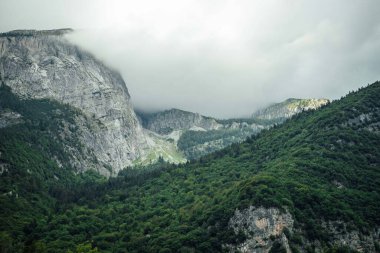 Bulutlu bir günde güzel dağların havadan görünüşü