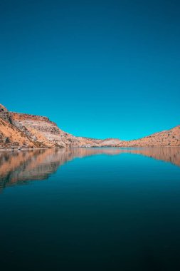 Türkiye 'nin Sanliurfa kentindeki Fırat nehri yakınlarındaki güzel dağların dikey görüntüsü