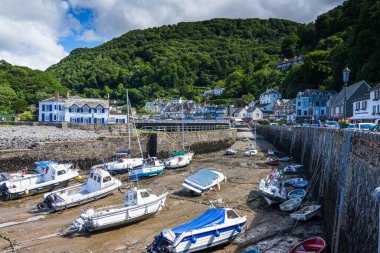 Lynmouth Limanı 'nda tekneler, Devon' da gelgitler