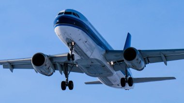 mavi gökyüzünde uçak