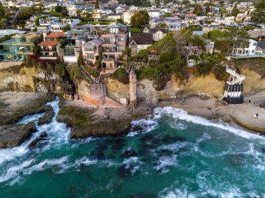 Güneşli bir yaz gününde güzel bir denizin havadan görünüşü.
