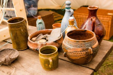 Tahta masadaki farklı bir toprak parçası.