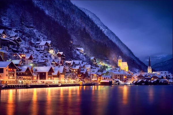 Small Town Illuminated Streets Night Covered Snow Hallstatt Lake — Stock Photo, Image