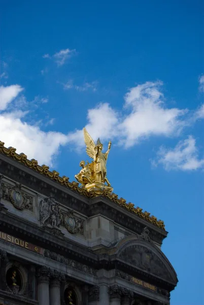 Paris Teki Garnier Operasının Tepesindeki Yaldızlı Melek Heykelinin Dikey Çekimi — Stok fotoğraf