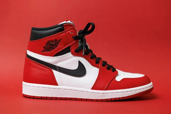 Zbliżenie Nike Air Jordan Trampki Chicago Czerwonym Tle — Zdjęcie stockowe