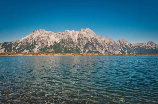 Der Asitz Hintergrund Des Reinen Und Ruhigen Sees Österreich — Stockfoto