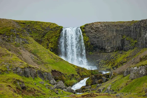 Een Close Opname Van Een Prachtige Waterval Die Door Bergen — Stockfoto