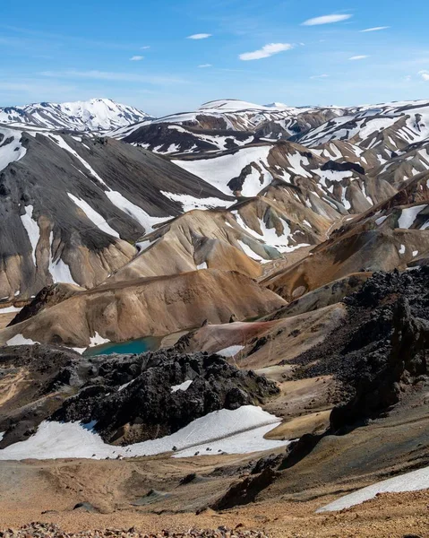 Ein Schöner Blick Auf Die Schneebedeckten Vulkanberge Mit Einem Kleinen — Stockfoto