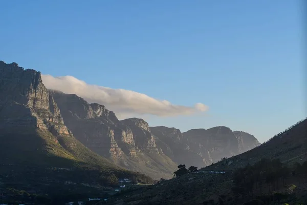 Güneşli Bir Günde Mavi Gökyüzüne Karşı Kayalık Bir Dağ — Stok fotoğraf