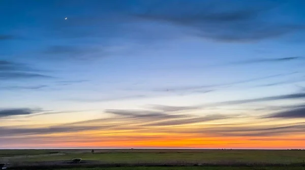 Ein Faszinierender Blick Auf Den Sonnenuntergang Über Das Feld — Stockfoto