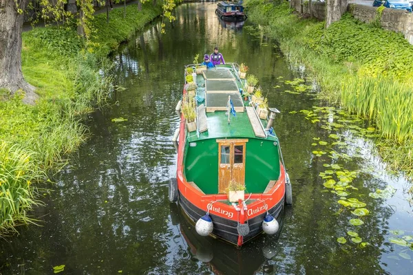 Een Prachtig Uitzicht Een Woonboot Een Rivier Met Groen Gras — Stockfoto