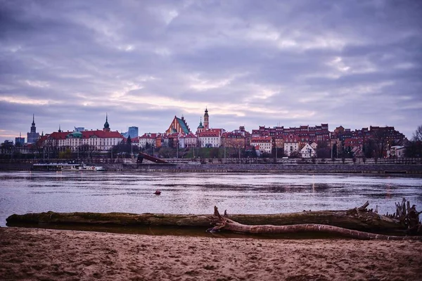 华沙湖畔的城市 — 图库照片