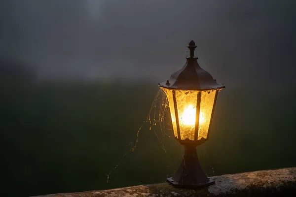 Żółta Uliczna Lampa Ciemnej Nocy — Zdjęcie stockowe