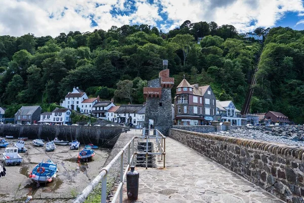 Muralla Del Puerto Lynmouth Devon Con Ferrocarril Funicular Fondo — Foto de Stock