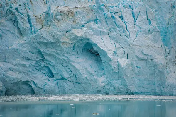 Uma Vista Panorâmica Iceberg Refletindo Sobre Superfície Água Tranquila — Fotografia de Stock