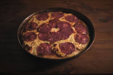 Bir pizzayı metal tepside yakın..