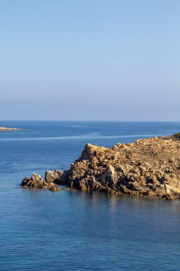 Kayalık bir sahilin yüksek açısı