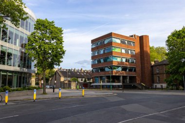 Gökyüzünün altındaki modern bir binanın güzel manzarası.