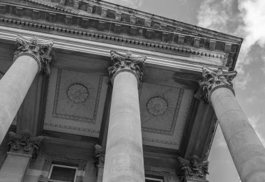 İskoçya 'da gri tonlu sütunları olan eski Yunan tarzı bir binanın düşük açılı görüntüsü