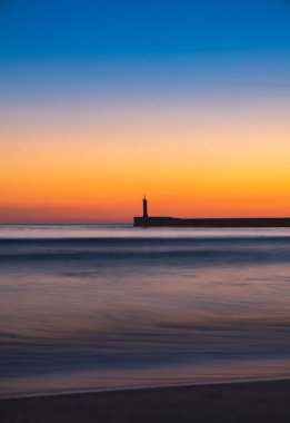 Okyanusun üzerindeki bu çarpıcı gün batımını takdir ediyorum.