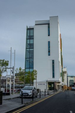 Şeffaf pencereli modern bir binanın güzel manzarası.