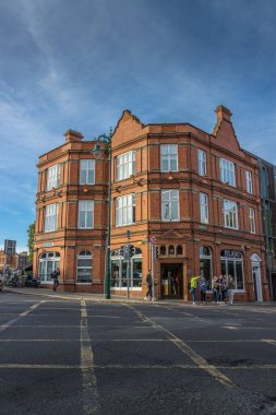 Gökyüzünün altında küçük pencereleri olan güzel bir bina manzarası.