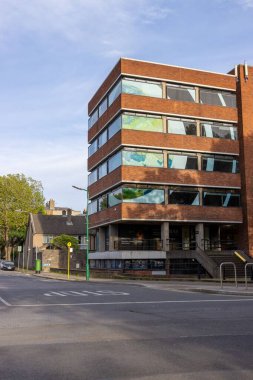 Gökyüzünün altındaki modern bir binanın güzel manzarası.