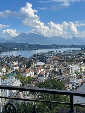 Luzern 'in İsviçre' de arka planda Alpler ile dikey çekimi